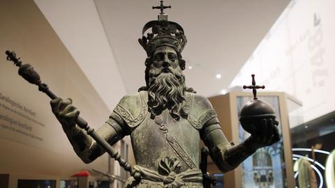Eine Figur Karls des Großen steht am 16.06.2014 in Aachen (Nordrhein-Westfalen) im Centre Charlemagne. Die Ausstellung "Karl der Große, Macht, Kunst, Schätze" ist vom 20.06.2014 bis zum 21.09.2014 in Aachen zu sehen.