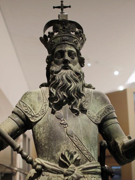 Eine Figur Karls des Großen steht am 16.06.2014 in Aachen (Nordrhein-Westfalen) im Centre Charlemagne. Die Ausstellung "Karl der Große, Macht, Kunst, Schätze" ist vom 20.06.2014 bis zum 21.09.2014 in Aachen zu sehen.