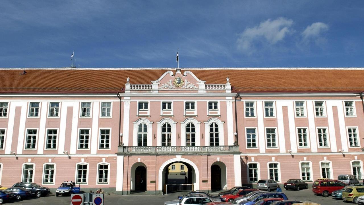 Tallinn (Estland): Das ehemalige Schloss auf dem Domberg in der estnischen Hauptstadt Tallinn ist heute Sitz des Parlaments (Foto vom 24.05.2004). Tallinn (Estland): Das ehemalige Schloss auf dem Domberg in der estnischen Hauptstadt Tallinn ist heute Sitz des Parlaments (Foto vom 24.05.2004).
