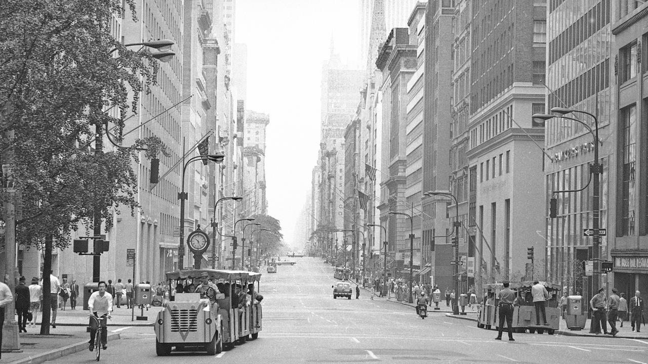 Die Fifth Avenue ist am 11. Juli 1970, nach einem Autoverbot von 10 bis 17 Uhr verkehrsfrei abgebildet.