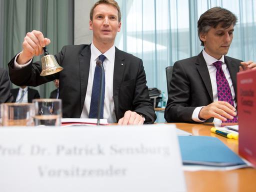 Der Vorsitzende des NSA-Untersuchungsausschusses des deutschen Bundestags, Patrick Sensburg (M, CDU/CSU), eröffnet am 03.07.2014 im Elisabeth-Lüders-Haus in Berlin die Sitzung.