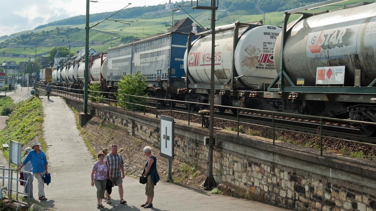 Ein Güterzug fährt durch Rüdesheim am Rhein. Ein Güterzug fährt durch Rüdesheim am Rhein.