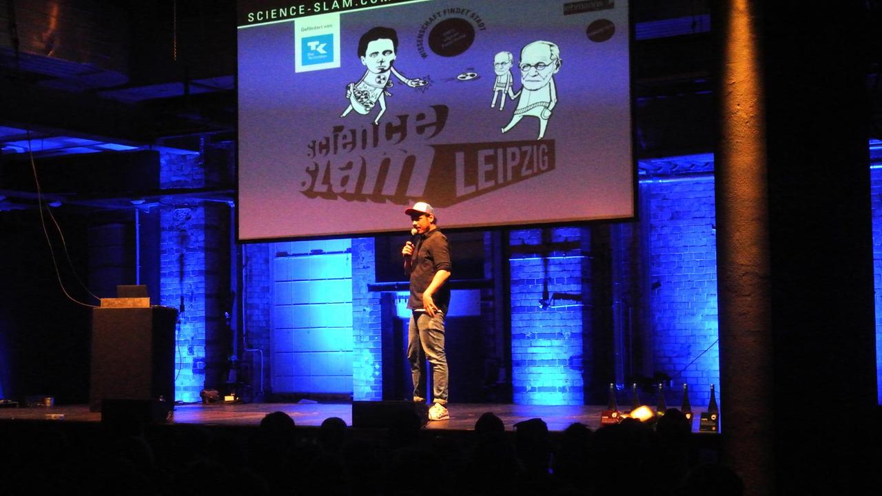 Moderator Rainer Holl führt durch den Science Slam im Werk 2, Leipzig Moderator Rainer Holl führt durch den Science Slam im Werk 2, Leipzig