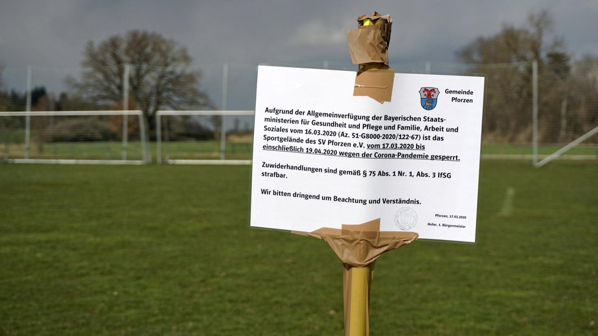 Wegen der Coronakrise ist Sport in den Vereinen in Deutschland derzeit verboten. Ein Schild mitten auf dem Fussballplatz warnt die Bürger in Pforzen im Allgäuf vor der Benutzung des Platzes.