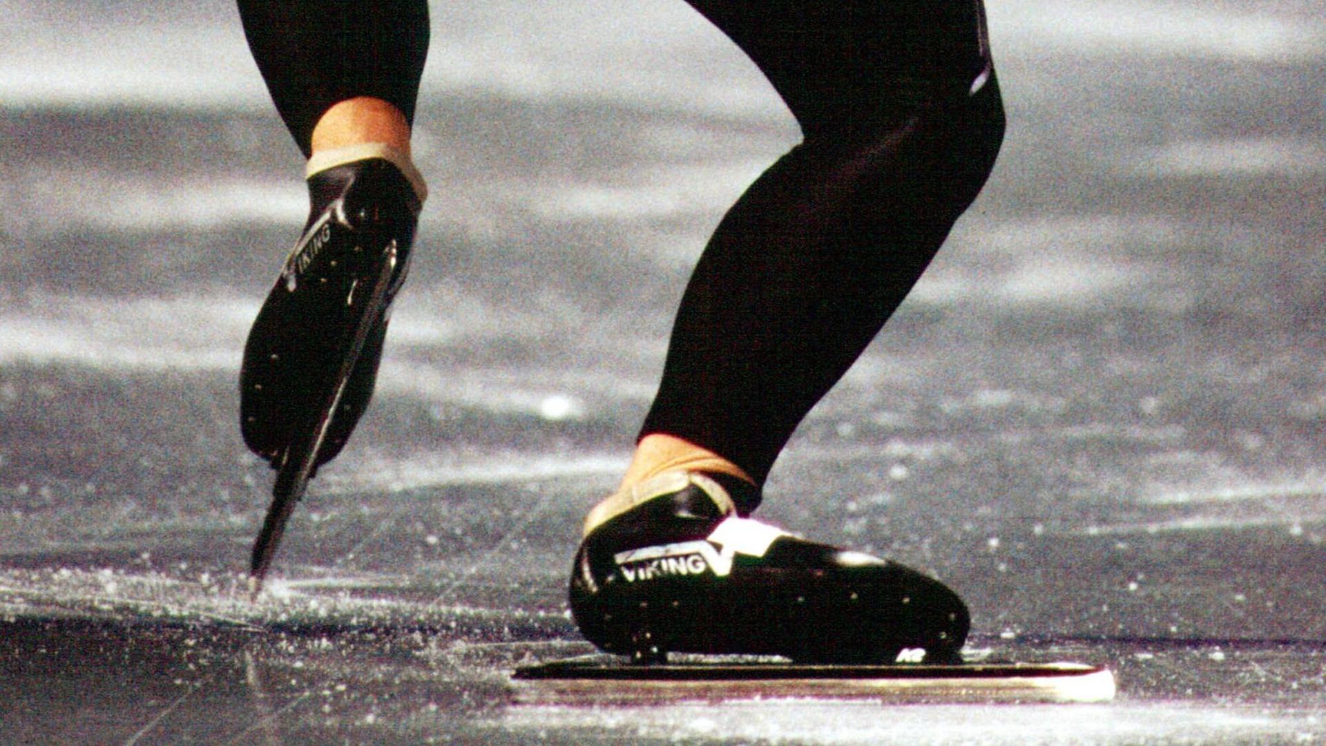 Schlittschuhe eines Eisschnellläufers beim Start Schlittschuhe eines Eisschnellläufers beim Start