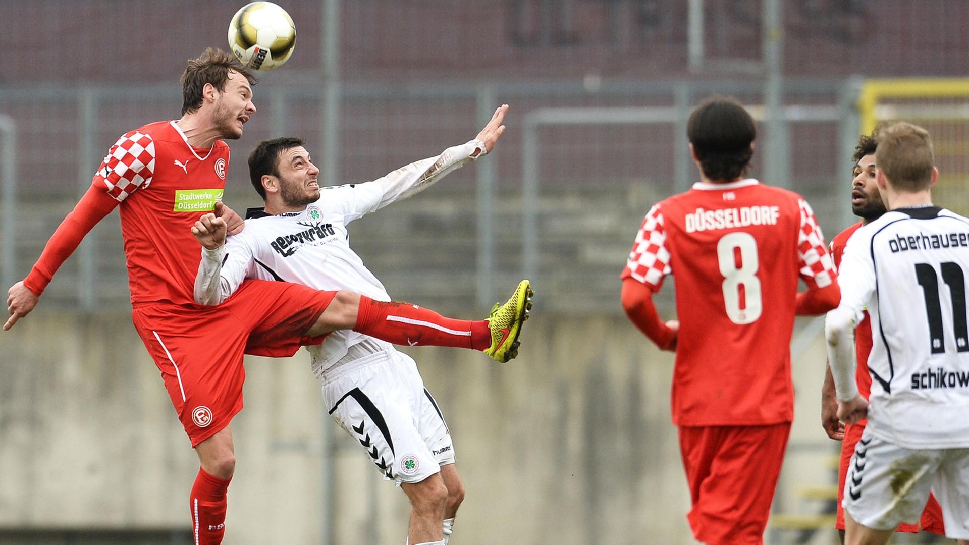 Fußball Regionalliga West 23. Spieltag Fortuna Düsseldorf II - Rot-Weiß Oberhausen am 06.04.2015 im Paul-Janes-Stadion in Düsseldorf Robin Urban ( Düsseldorf ), links - Alexander Scheelen ( Oberhausen ), rechts Fußball Regionalliga West 23. Spieltag Fortuna Düsseldorf II - Rot-Weiß Oberhausen am 06.04.2015 im Paul-Janes-Stadion in Düsseldorf Robin Urban ( Düsseldorf ), links - Alexander Scheelen ( Oberhausen ), rechts