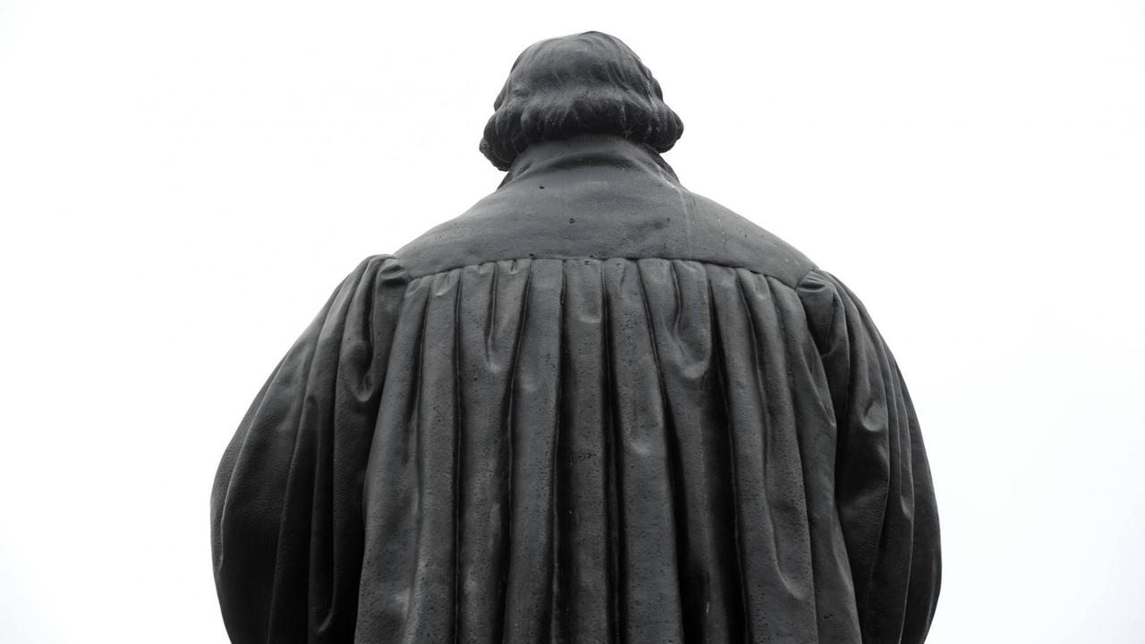 Das Erfurter Luther-Denkmal in der Kontur von hinten Das Erfurter Luther-Denkmal in der Kontur von hinten