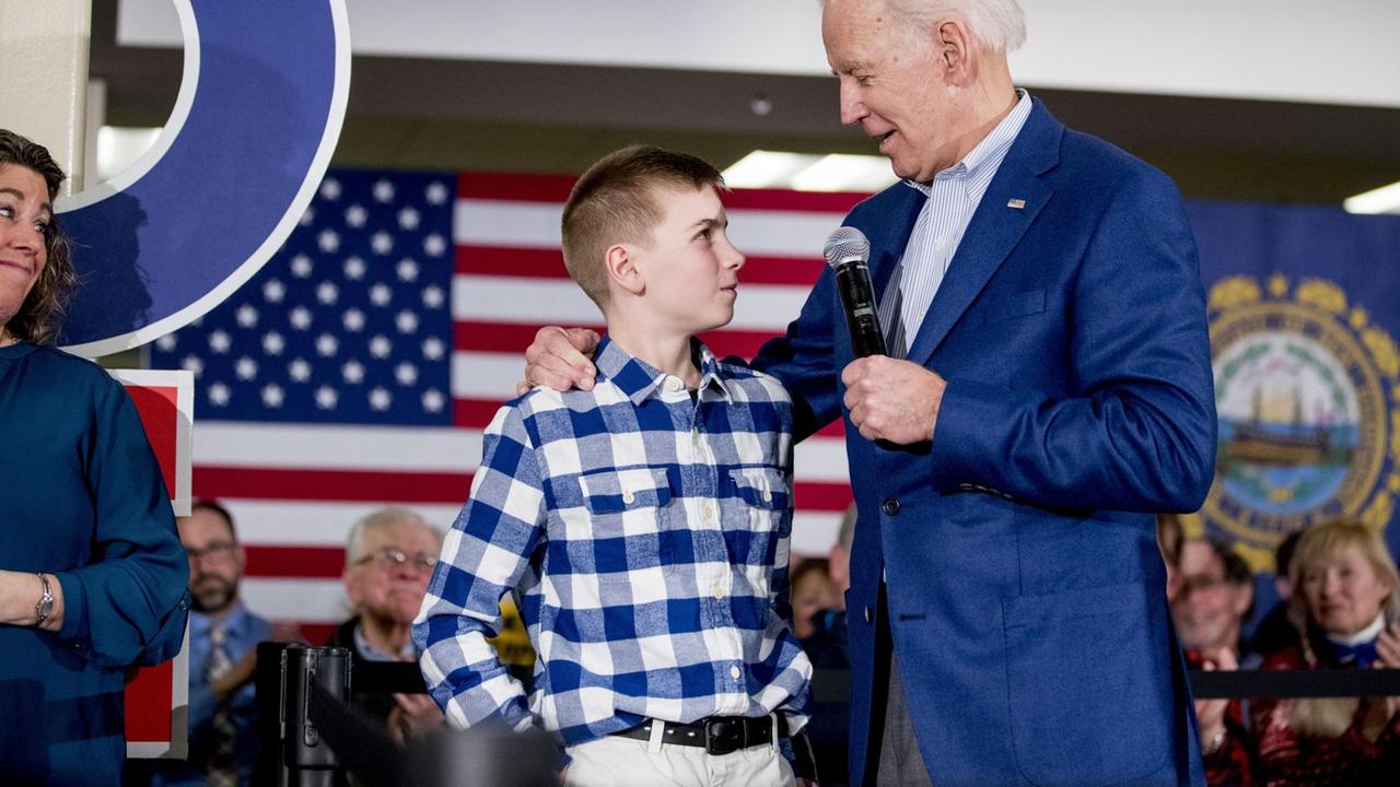 Joe Biden, US-Präsidentschaftskandidat der Demokraten, mit Brayden Harrington. Der 13-jährige Junge unterhält sich mit Biden anlässlich einer Wahlkampfveranstaltung im US-Bundesstaat New Hampshire.