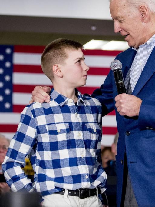 Joe Biden, US-Präsidentschaftskandidat der Demokraten, mit Brayden Harrington. Der 13-jährige Junge unterhält sich mit Biden anlässlich einer Wahlkampfveranstaltung im US-Bundesstaat New Hampshire.