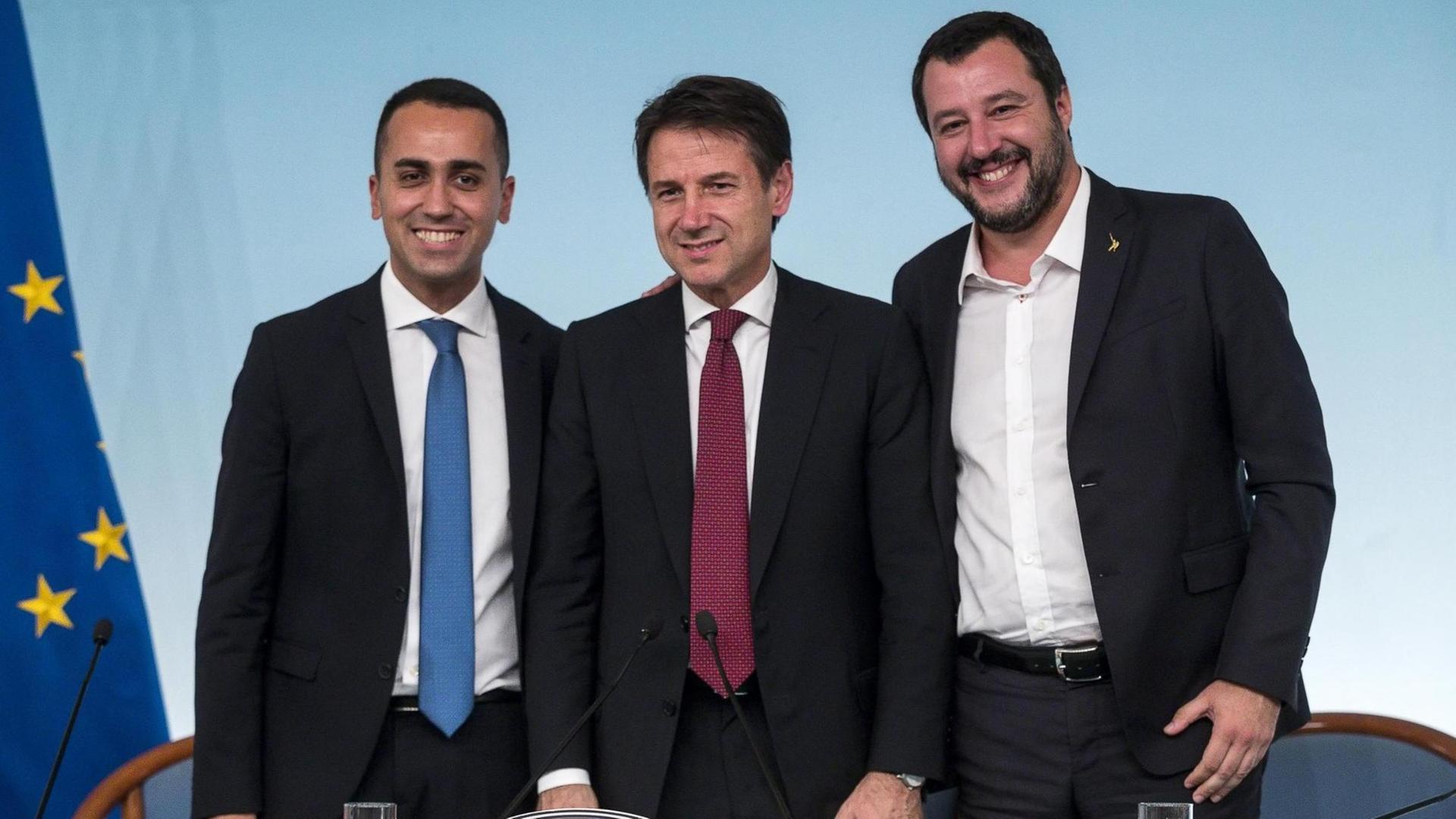 Luigi Di Maio (l-r), stellvertretender Ministerpräsident von Italien, Giuseppe Conte, Ministerpräsident von Italien, und Matteo Salvini, Innenminister von Italien, bei einer Pressekonferenz im Palazzo Chigi in Rom. Luigi Di Maio (l-r), stellvertretender Ministerpräsident von Italien, Giuseppe Conte, Ministerpräsident von Italien, und Matteo Salvini, Innenminister von Italien, bei einer Pressekonferenz im Palazzo Chigi in Rom.