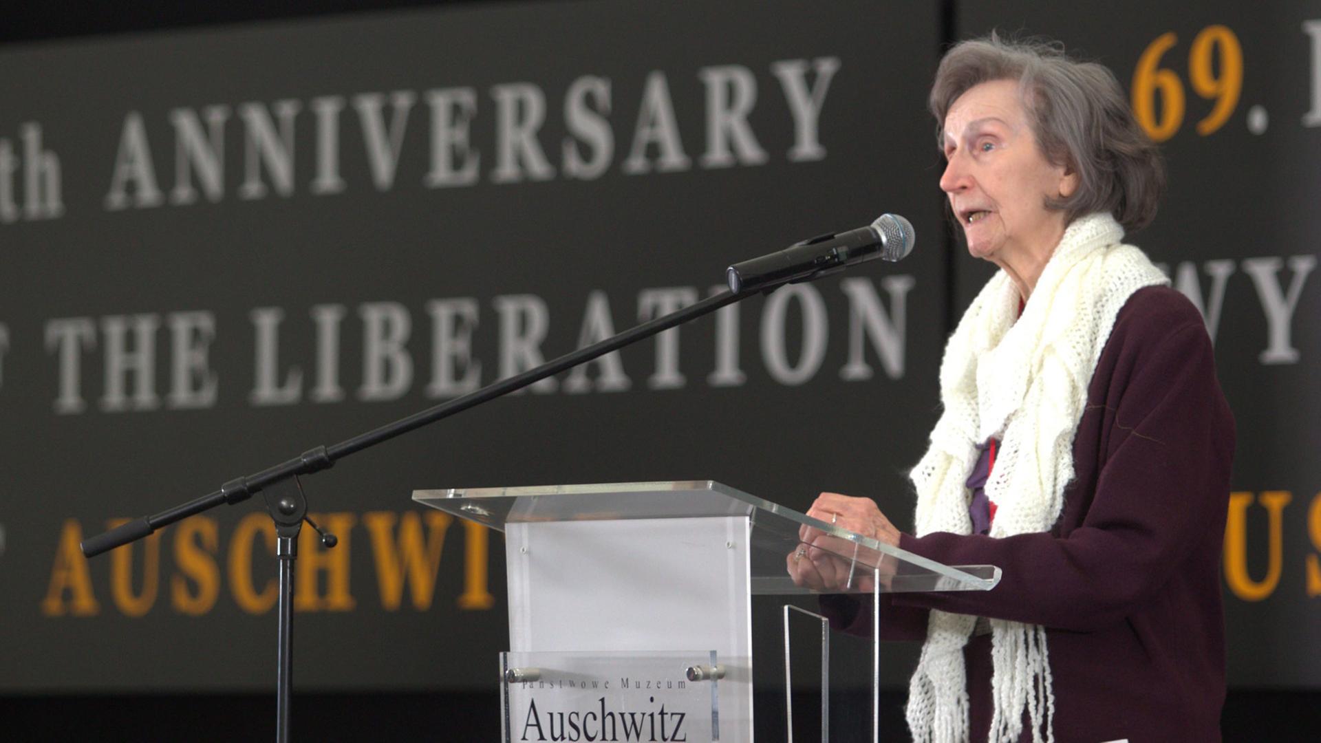 Die polnische Autorin und Auschwitz-Überlebende Zofia Posmysz spricht am 27.1.2014 bei einer Gedenkveranstaltung zum 69. Jahrestag der Befreiung des Konzentrations- und Vernichtungslagers.