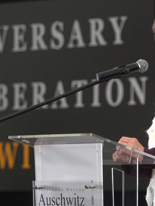 Die polnische Autorin und Auschwitz-Überlebende Zofia Posmysz spricht am 27.1.2014 bei einer Gedenkveranstaltung zum 69. Jahrestag der Befreiung des Konzentrations- und Vernichtungslagers.