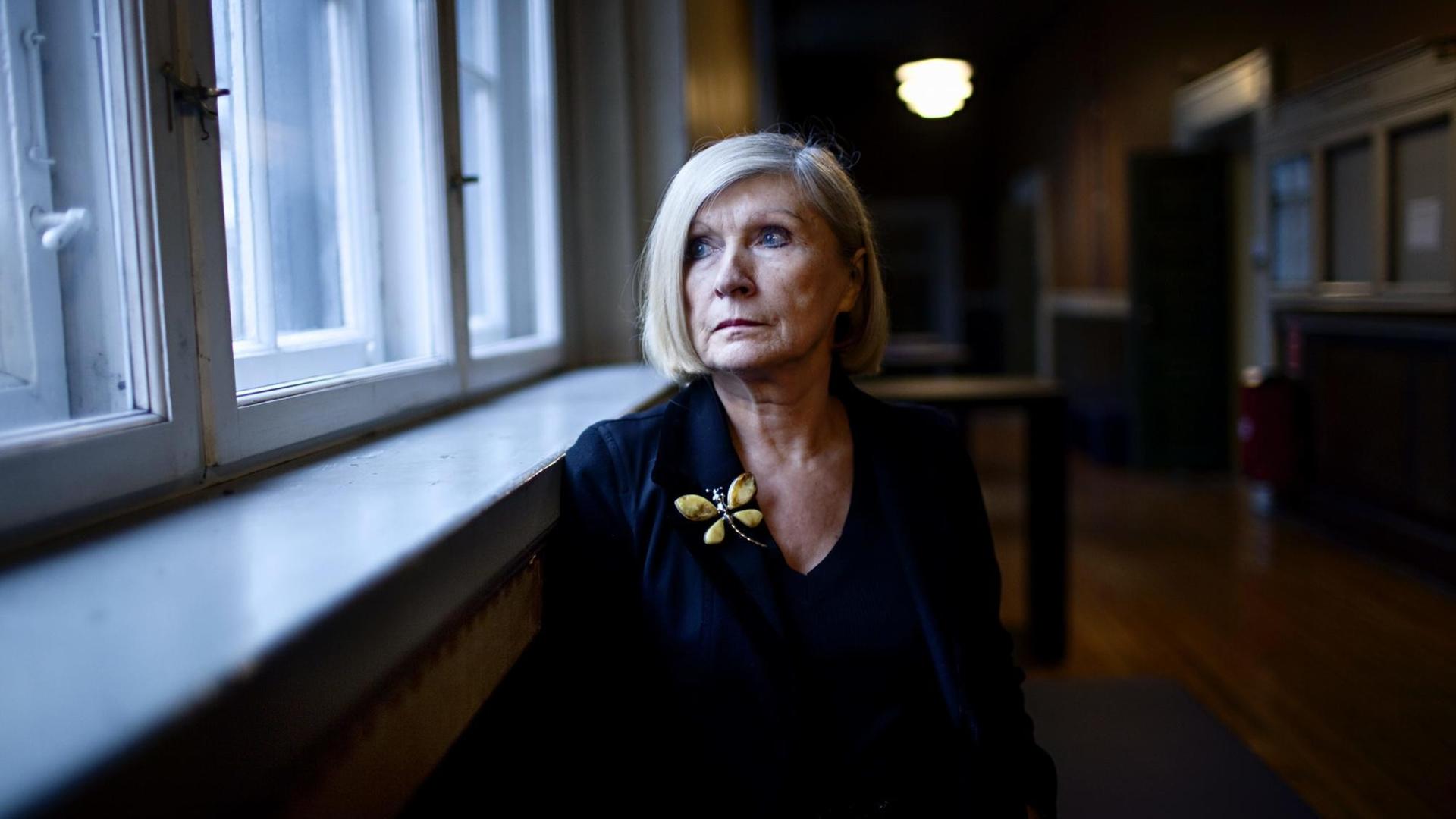 Porträt der belgischen Politikwissenschaftlerin Chantal Mouffe vor einem Fenster. Porträt der belgischen Politikwissenschaftlerin Chantal Mouffe vor einem Fenster.