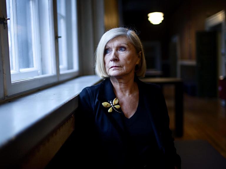 Porträt der belgischen Politikwissenschaftlerin Chantal Mouffe vor einem Fenster.