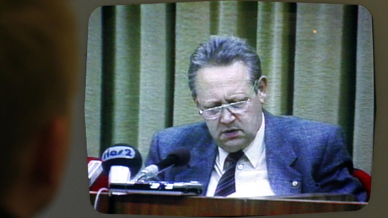 Ein Besucher verfolgt in der Gedenkstätte Deutsche Teilung in Marienborn (Sachsen-Anhalt) die Fernsehaufzeichnung der Pressekonferenz vom 09. November 1989. Ein Besucher verfolgt in der Gedenkstätte Deutsche Teilung in Marienborn (Sachsen-Anhalt) die Fernsehaufzeichnung der Pressekonferenz vom 09. November 1989.
