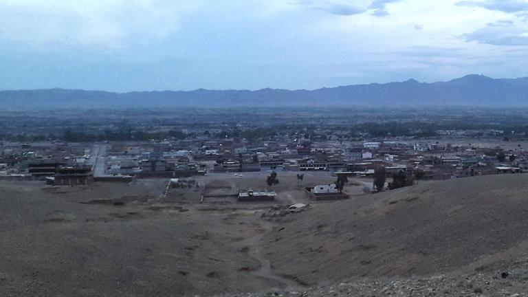 Von einem Berg auf die Stadt Khost am Abend geschaut - Berge im Hintergrund.