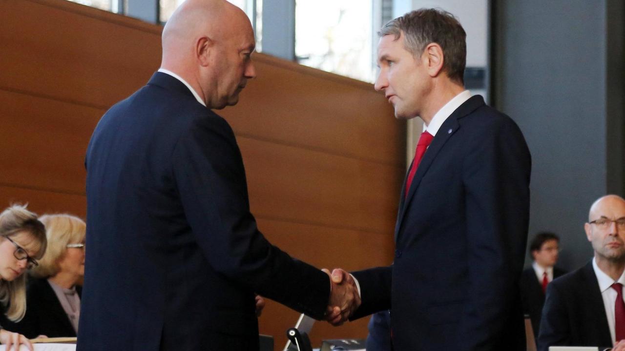 AfD-Politiker Björn Höcke schüttelt Thomas Kemmerling (FDP) die Hand. AfD-Politiker Björn Höcke schüttelt Thomas Kemmerling (FDP) die Hand.