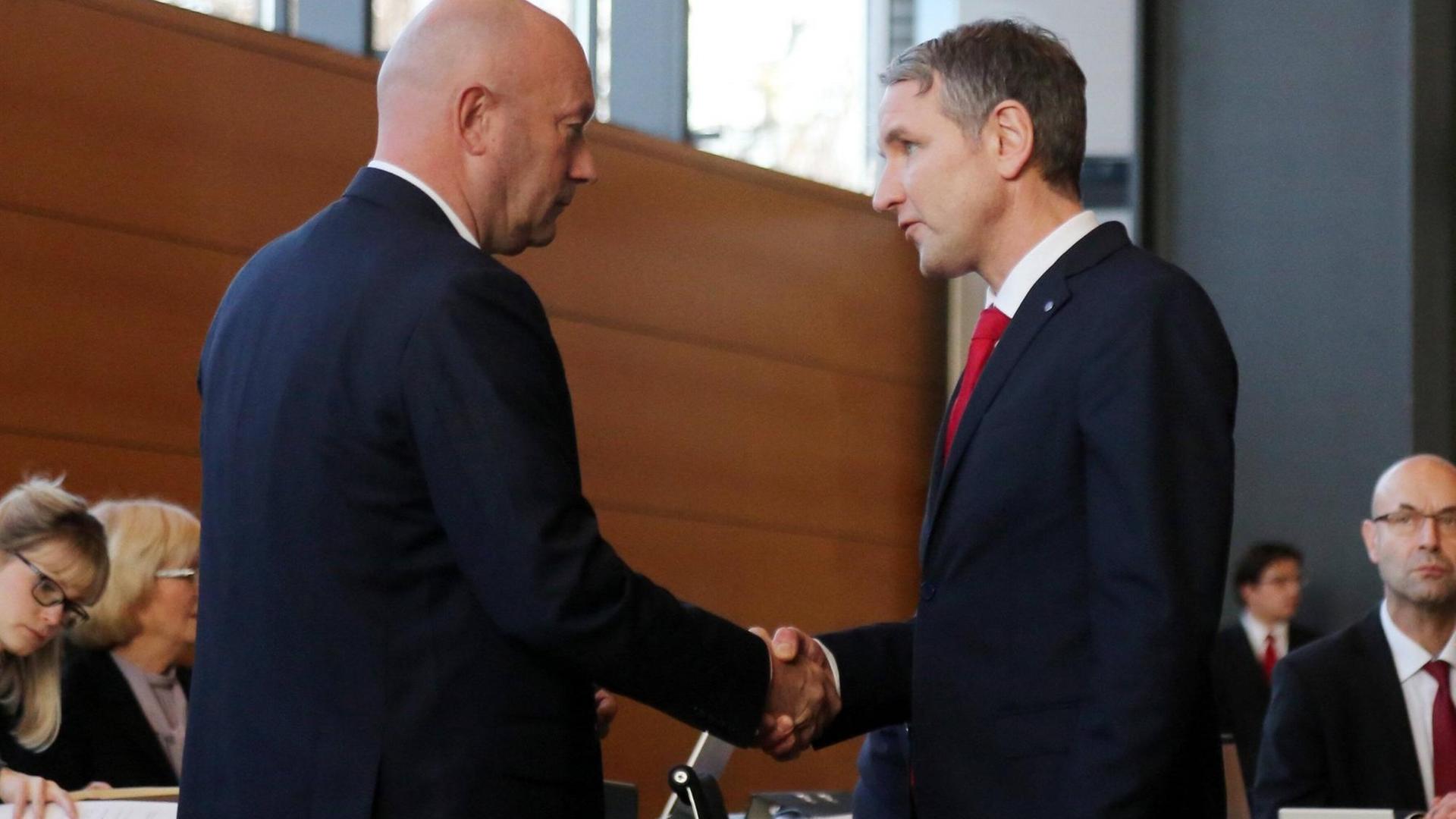 AfD-Politiker Björn Höcke schüttelt Thomas Kemmerling (FDP) die Hand. AfD-Politiker Björn Höcke schüttelt Thomas Kemmerling (FDP) die Hand.