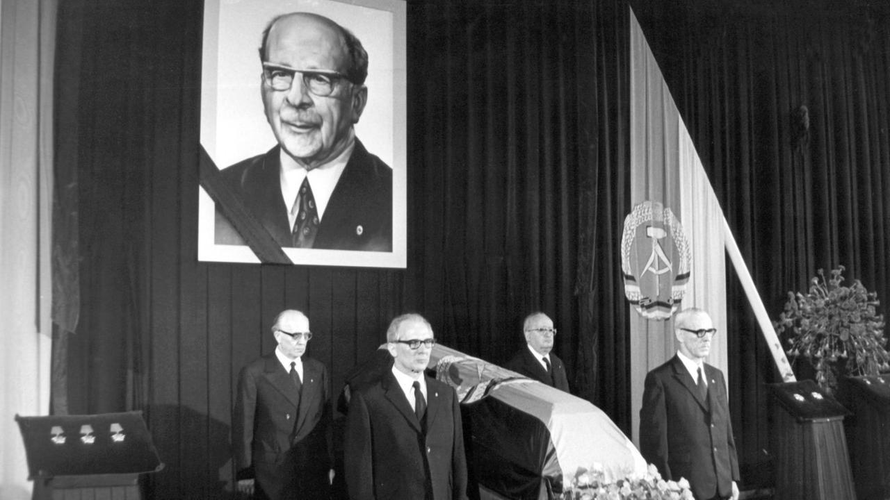 Um 10 Uhr am 7. August 1973 übernahmen der Erste Sekretär des ZK der SED, Erich Honecker (vorne l.), und die Mitglieder des Politbüros des ZK Willi Stoph (vorne r.), Vorsitzender des Ministerrates, Friedrich Ebert (hinten r.) und Horst Sindermann die erste Ehrenwache in Ost-Berlin. Ulbricht bereitete die kommunistische Machtübernahme nach dem Zweiten Weltkrieg in der späteren DDR vor. Er war von 1950-53 Generalsekretär der Sozialistischen Einheitspartei Deutschlands (SED), danach 1. Sekretär der SED.