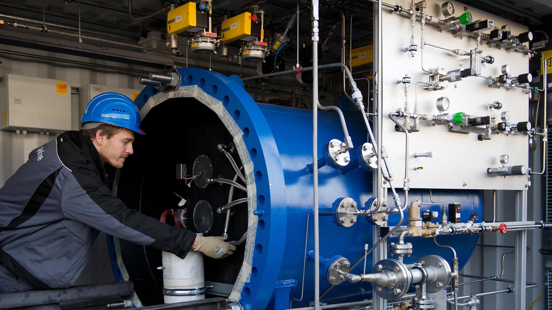 Ein Mitarbeiter der Sunfire GmbH bedient die Hochtemperatur-Dampfelektrolysekammer. Das Dresdner Unternehmen will künftig aus Wasser und Kohlendioxid einen Erdöl-Ersatz herstellen. Ein Mitarbeiter der Sunfire GmbH bedient die Hochtemperatur-Dampfelektrolysekammer. Das Dresdner Unternehmen will künftig aus Wasser und Kohlendioxid einen Erdöl-Ersatz herstellen.