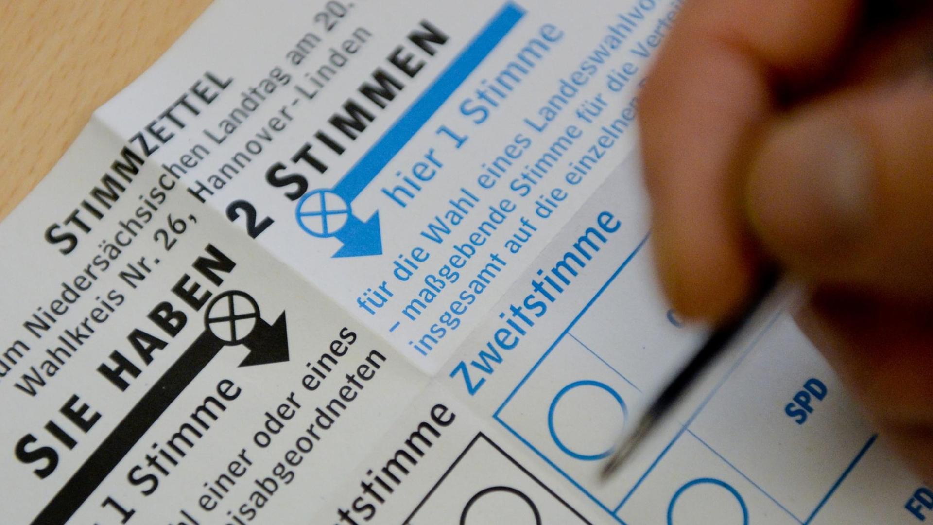 Ein Wähler macht in Hannover auf seinem Stimmzettel die Kreuze. Ein Wähler macht in Hannover auf seinem Stimmzettel die Kreuze.