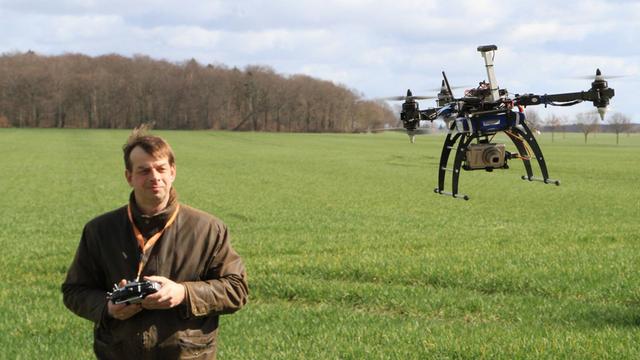Ein Agraringenieur steuert seine Drohne, mit deren Hilfe er seine Felder begutachtet. April 2015 in Finkenthal, Landkreis Rostock.