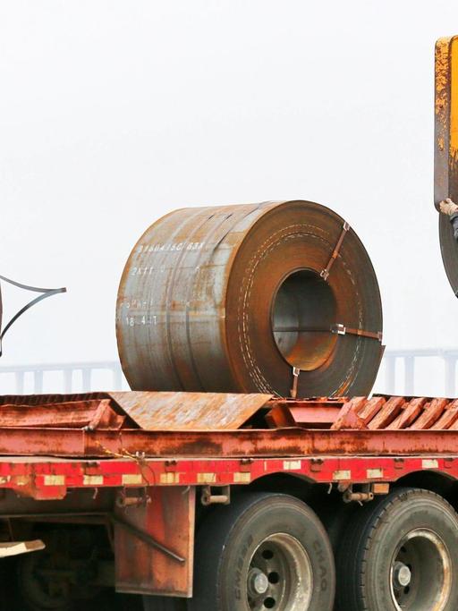 Stahl-Rollen werden in China auf einen Lkw geladen.