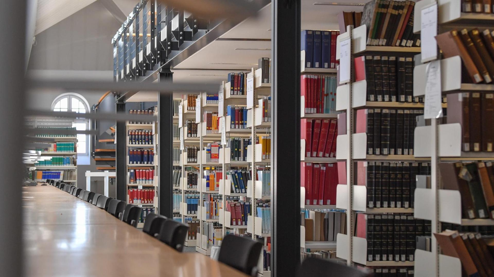 Blick in die leere Bibliothek der Europa-Universität Viadrina Blick in die leere Bibliothek der Europa-Universität Viadrina