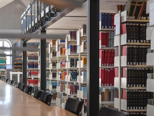 Blick in die leere Bibliothek der Europa-Universität Viadrina