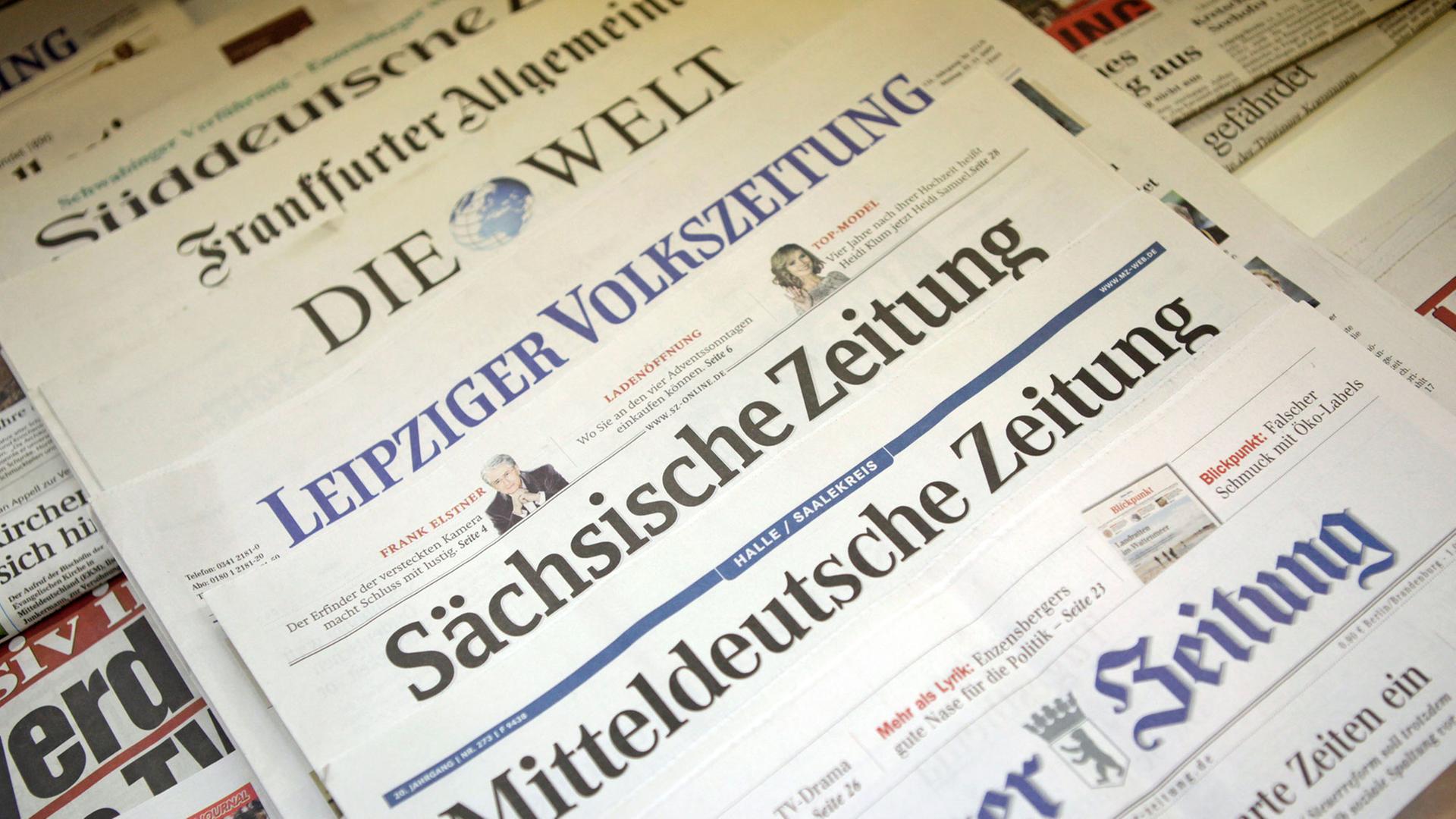 Verschiedene deutsche Tageszeitungen liegen auf einem Tisch. Verschiedene deutsche Tageszeitungen liegen auf einem Tisch.