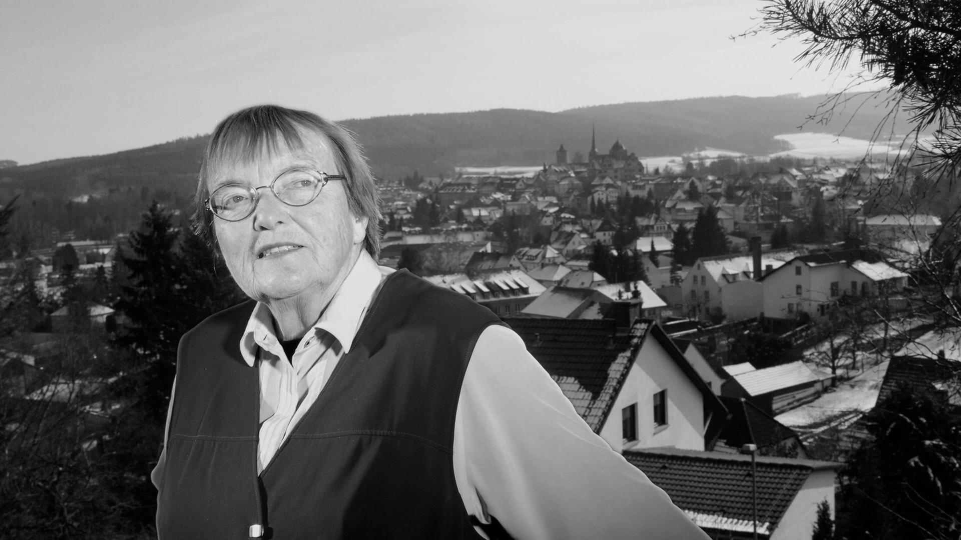 Gudrun Pausewang vor dem Stadtpanorama von Schlitz.