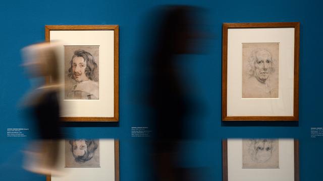 Besucher in einer Ausstellung über Giovan Lorenzo Bernini im Museum der bildenden Künste in Leipzig.