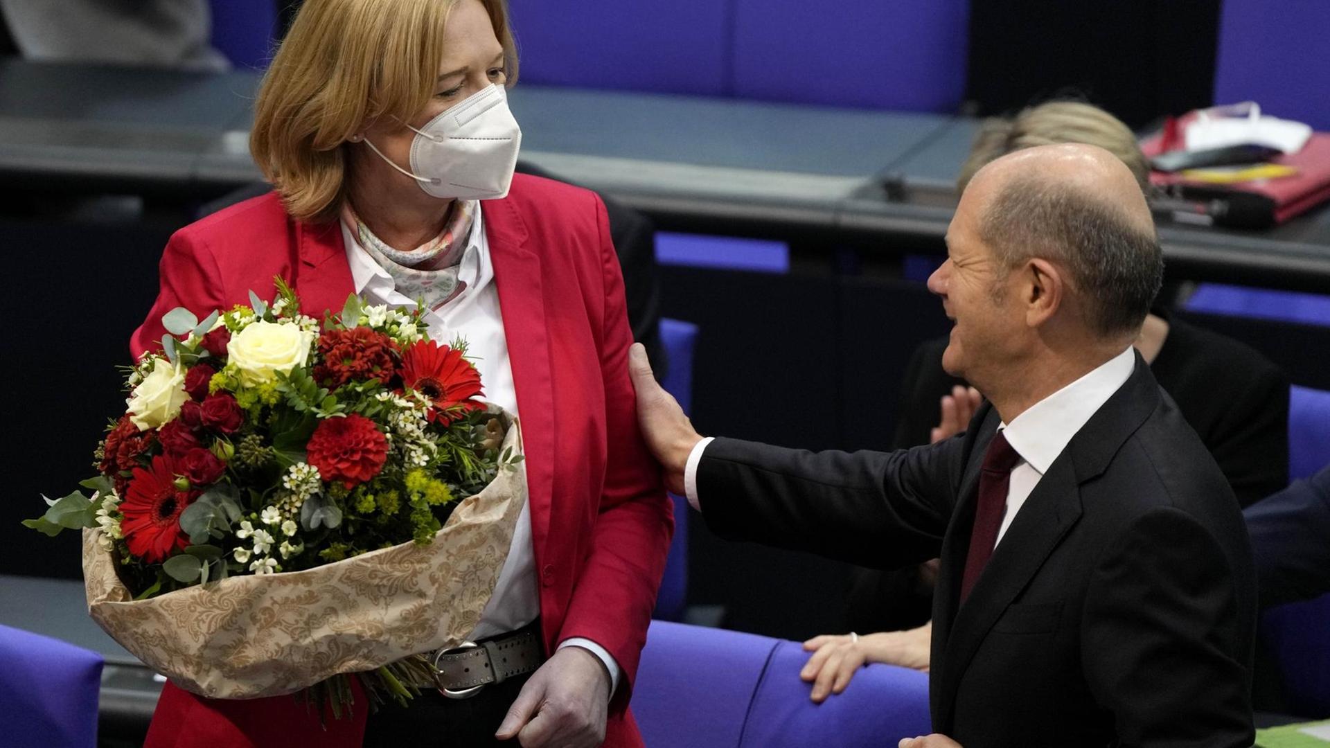 Olaf Scholz gratuliert der neu gewählten Bundestagspräsidentin Bärbel Bas am 26.10.2021 Olaf Scholz gratuliert der neu gewählten Bundestagspräsidentin Bärbel Bas am 26.10.2021