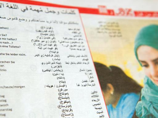 Die in Berlin erschienene Zeitungsbeilage in Arabisch aus der "BZ" und der "Bild"-Zeitung: Auf mehreren Seiten gab es in dieser Informationen zu Anlaufstellen für eine erste Orientierung für Neuankömmlinge aus dem arabischen Raum.