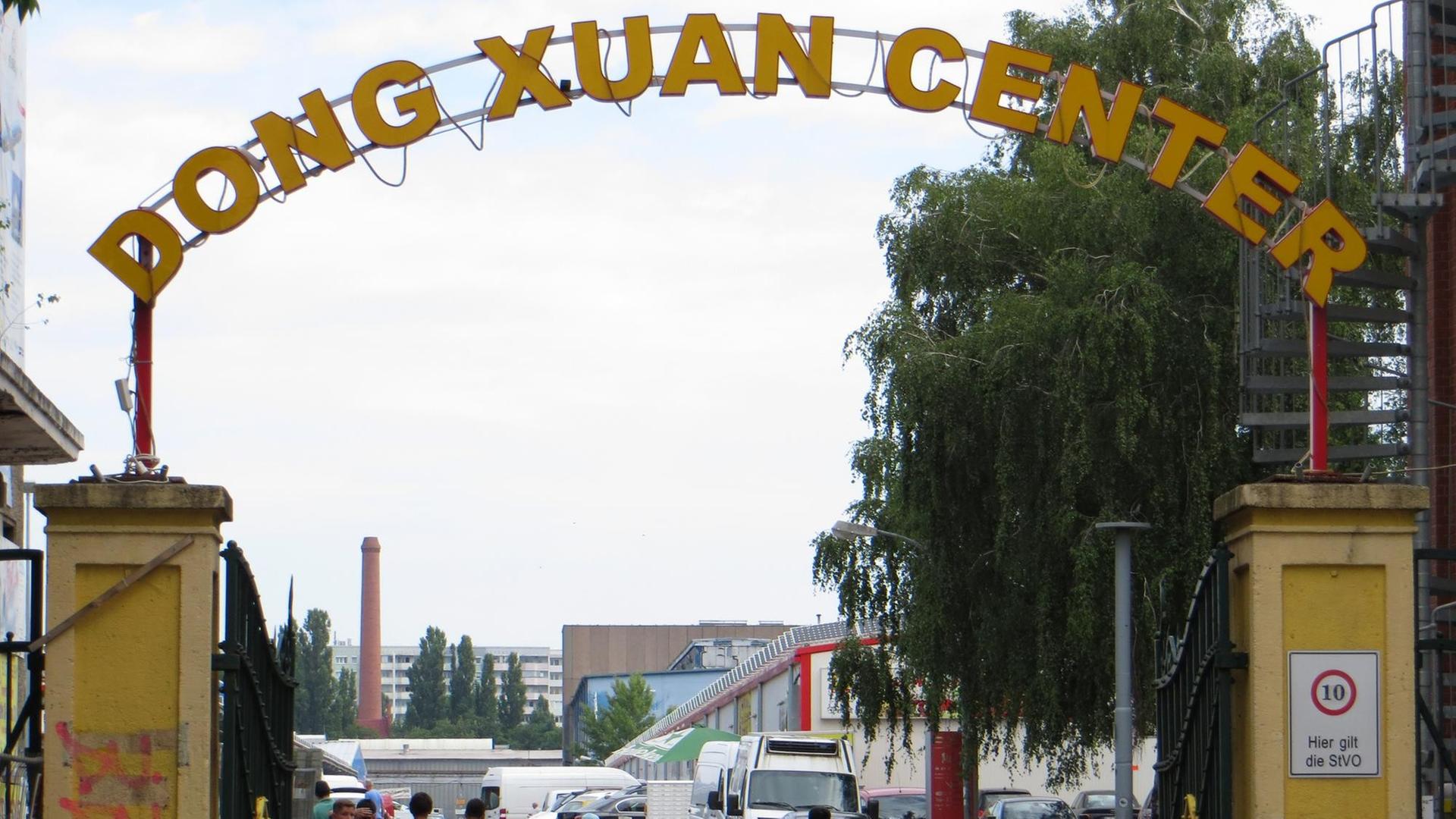 Eingang des Dong Xuan Center (auf deutsch "Frühlingswiese", DXC) auf dem früheren Gelände des VEB Elektrokohle Lichtenberg an der Herzbergstraße in Berlin am 28.07.2013. Eingang des Dong Xuan Center (auf deutsch "Frühlingswiese", DXC) auf dem früheren Gelände des VEB Elektrokohle Lichtenberg an der Herzbergstraße in Berlin am 28.07.2013.
