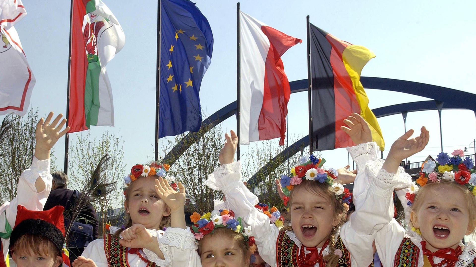 Freude schöner Götterfunken: Kinder am 28.04.2004 in Frankfurt (Oder) Freude schöner Götterfunken: Kinder am 28.04.2004 in Frankfurt (Oder)