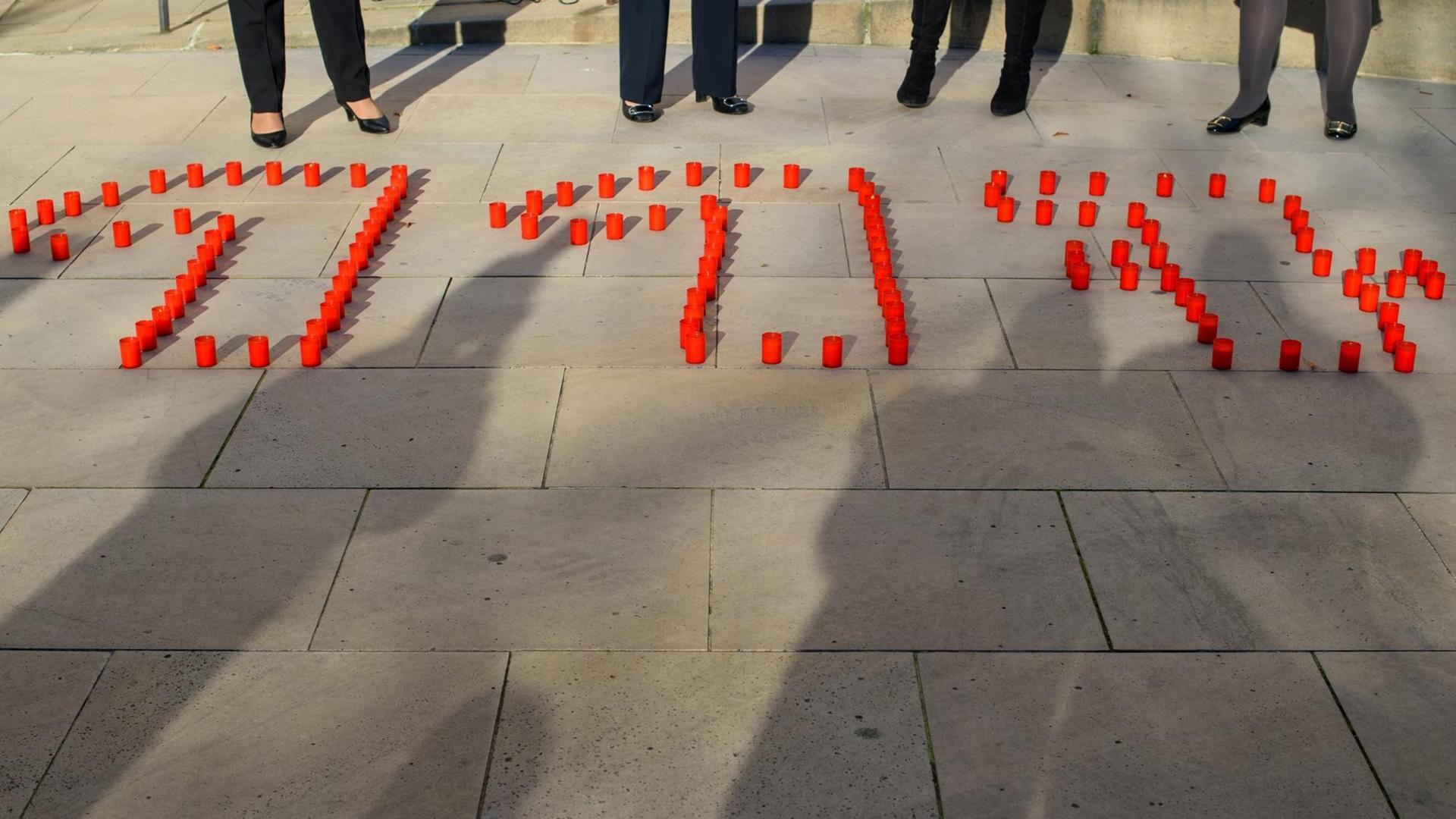 Brennenden Kerzen bilden die Zahl "117" Brennenden Kerzen bilden die Zahl "117"