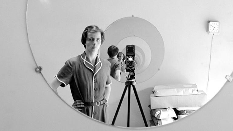 Selbstporträt der Fotografin Vivian Maier. Selbstporträt der Fotografin Vivian Maier.