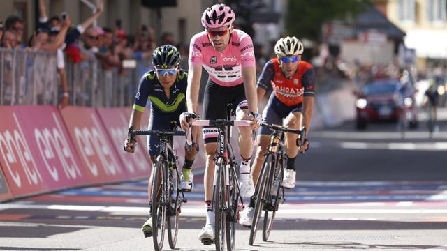 Nairo Qunitana (l.), Tom Dumoulin (2.v.l.) und Vincenzo Nibali (r.) bei der Zieleinfahrt der 18. Etappe des Giro d'Italia 2017
