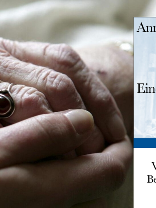 Buchcover Annie Ernaux: "Eine Frau" und im Hintergrund werden die Hände einer älteren Frau gehalten