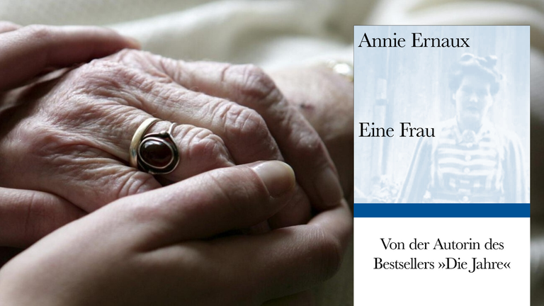 Buchcover Annie Ernaux: "Eine Frau" und im Hintergrund werden die Hände einer älteren Frau gehalten Buchcover Annie Ernaux: "Eine Frau" und im Hintergrund werden die Hände einer älteren Frau gehalten