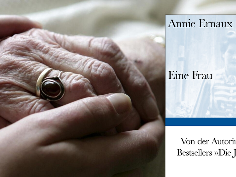 Buchcover Annie Ernaux: "Eine Frau" und im Hintergrund werden die Hände einer älteren Frau gehalten