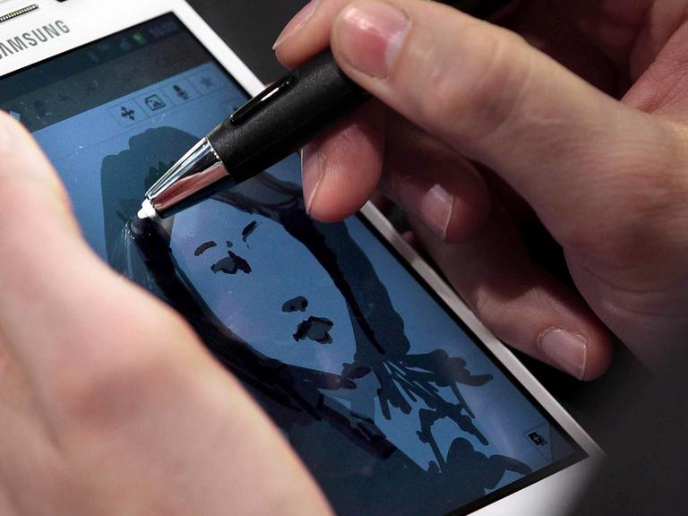 Ein Künstler malt ein Bild auf einem Samsung Galaxy Note