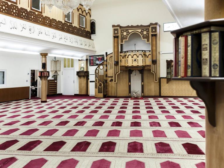 Leerer Gebetsraum in der Dar-Assalam-Moschee im Stadtteil Berlin Neukölln.