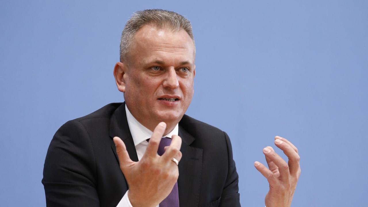 Dr. Esnaf Begic gestikuliert während einer Pressekonferenz mit den Händen. Dr. Esnaf Begic gestikuliert während einer Pressekonferenz mit den Händen.