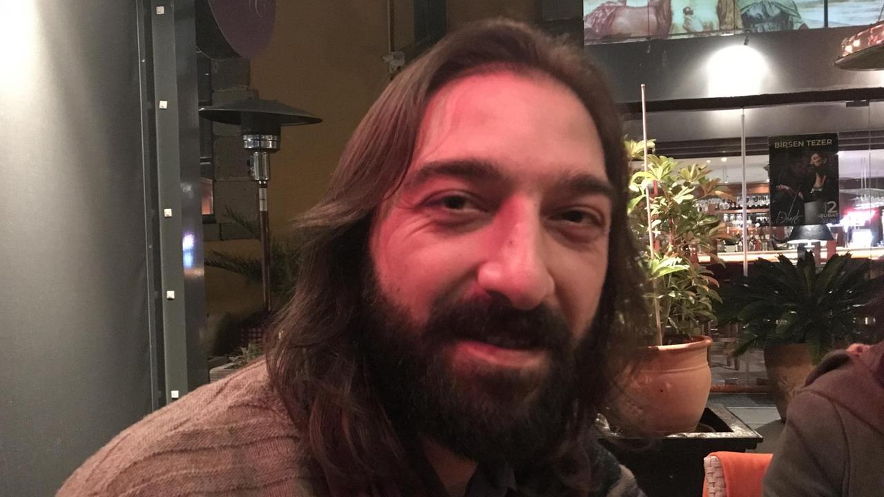 Sevket Uyanik, Ex-Istanbuler, lebt mit seiner Frau Ece seit zwei Jahren in Izmir. Sevket Uyanik, Ex-Istanbuler, lebt mit seiner Frau Ece seit zwei Jahren in Izmir.