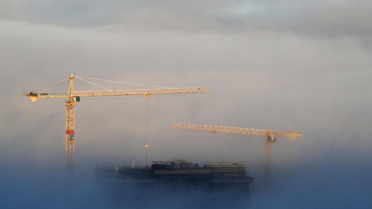 Zwei Baukräne im Nebel bauen das Lambda, das neue Munch-Museum in Oslo. Zwei Baukräne im Nebel bauen das Lambda, das neue Munch-Museum in Oslo.