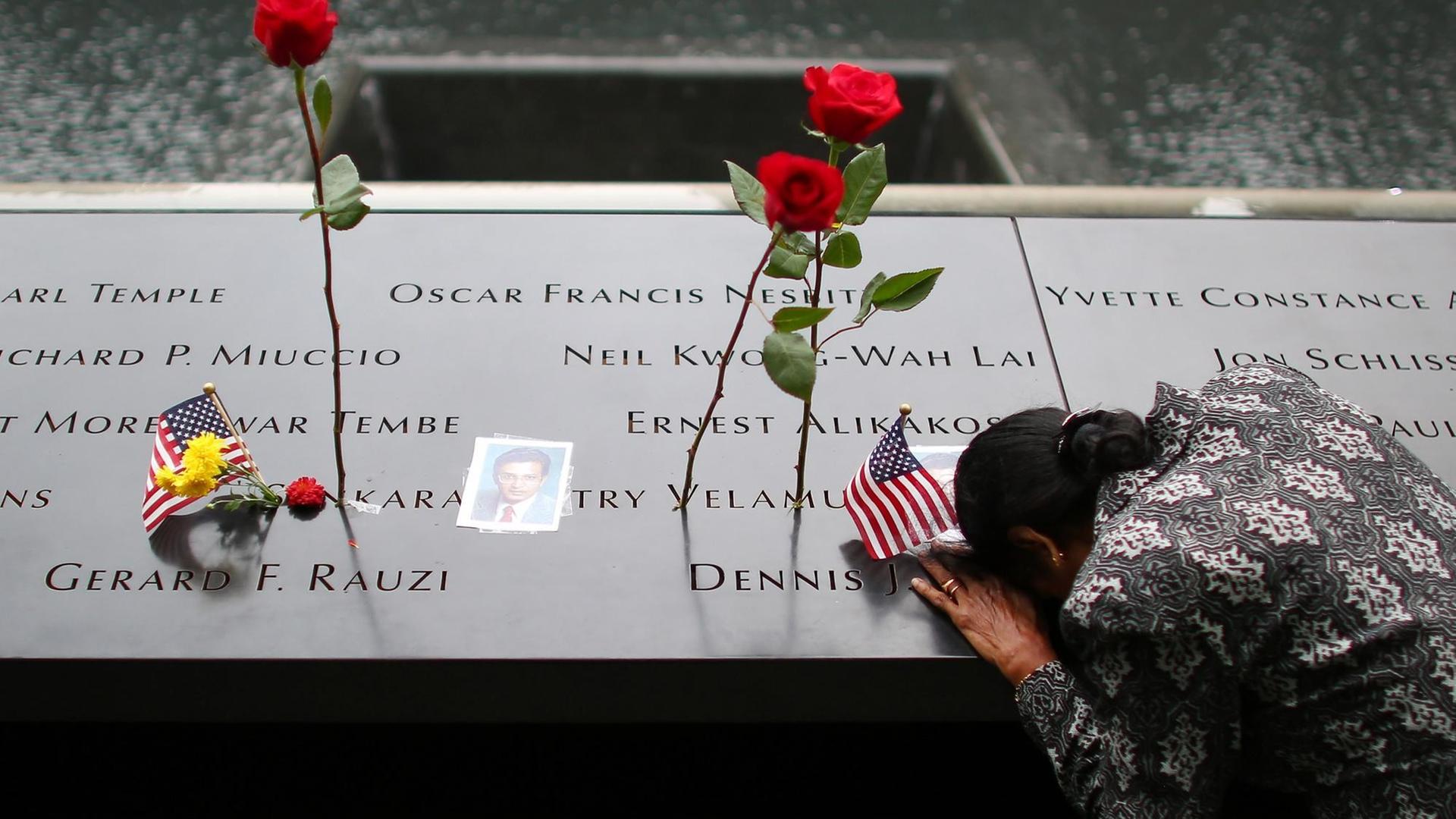 Eine Frau trauert am 9/11 Memorial Eine Frau trauert am 9/11 Memorial