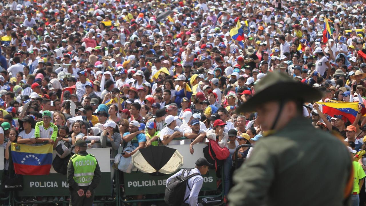 Viele tauschend Menschen haben bei «Venezuela Aid Live» bekannten lateinamerikanischen Künstlern zugejubelt. Viele tauschend Menschen haben bei «Venezuela Aid Live» bekannten lateinamerikanischen Künstlern zugejubelt.