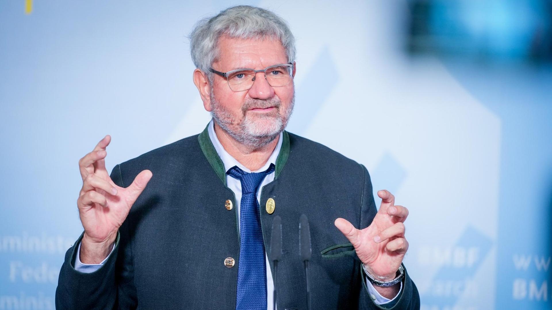 Robert Schlögl mit einer blauen Krawatte. Robert Schlögl mit einer blauen Krawatte.